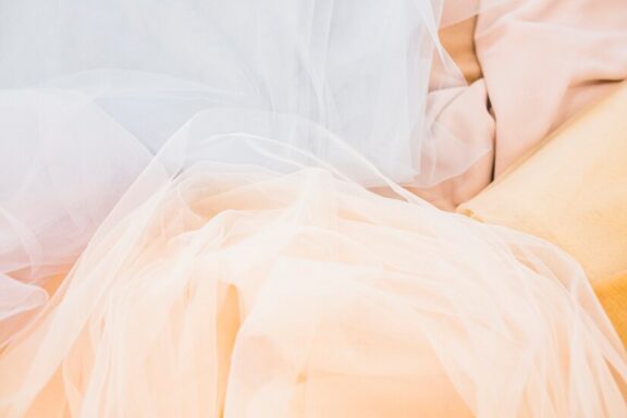 vue-grand-angle-tissus-desordre_23-2147874960